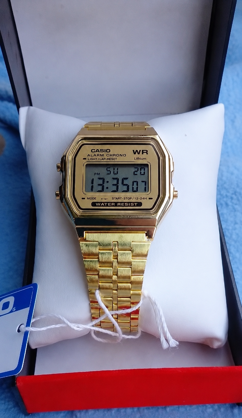 la montre Casio numérique dorée